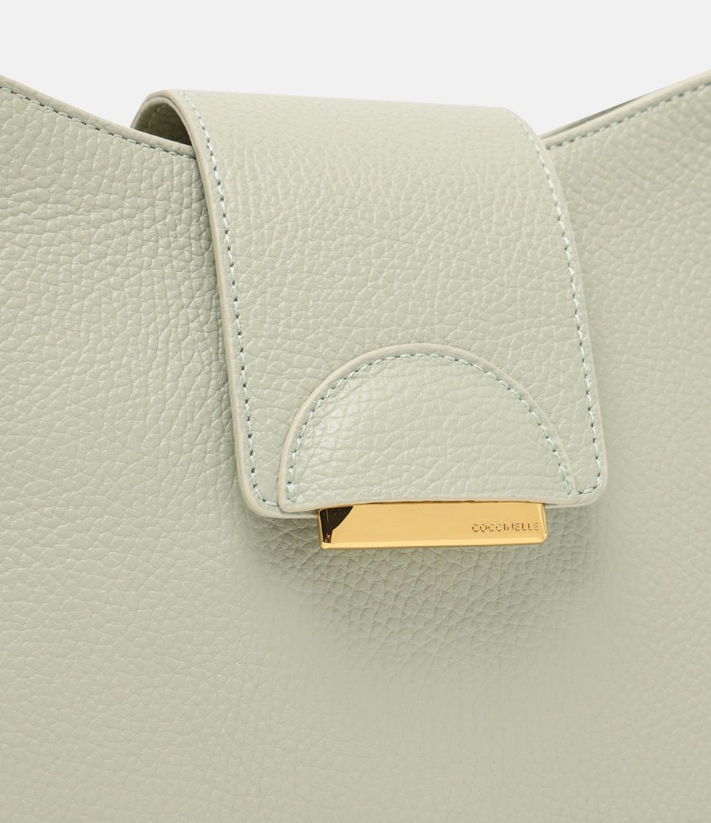 Елегантна кожена чанта Coccinelle